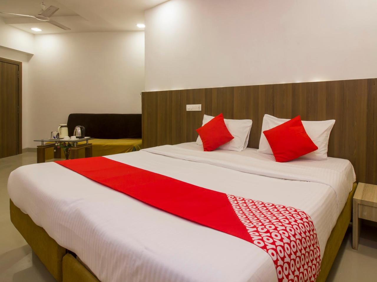 Oyo Flagship 19825 Hotel Panchratna Panvel Esterno foto