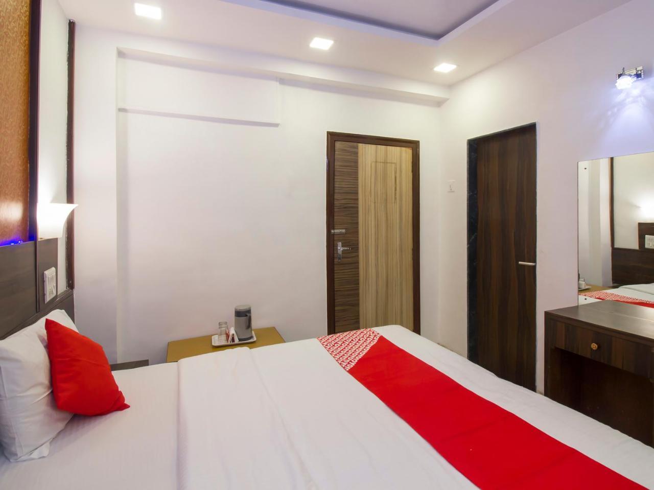 Oyo Flagship 19825 Hotel Panchratna Panvel Esterno foto