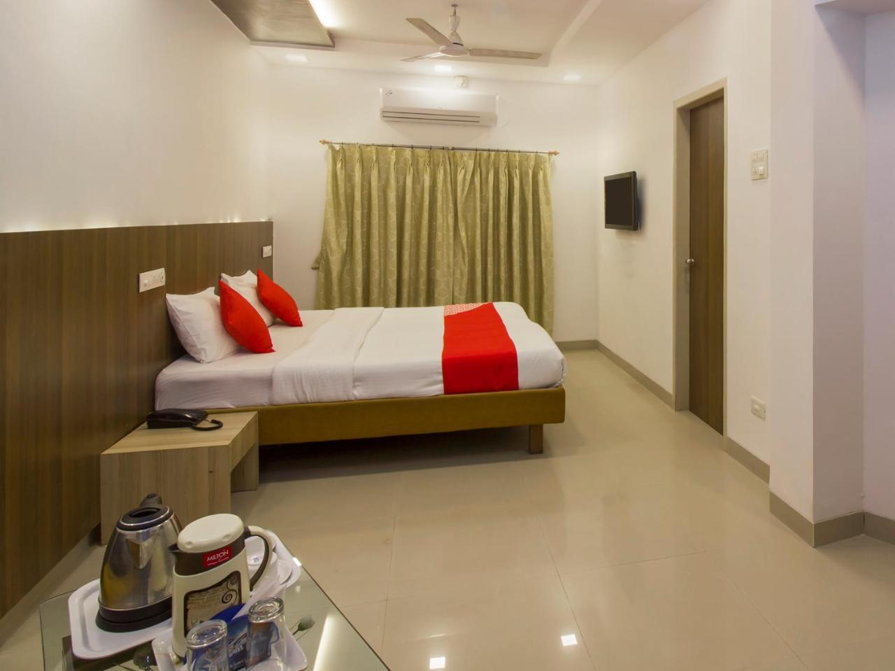 Oyo Flagship 19825 Hotel Panchratna Panvel Esterno foto