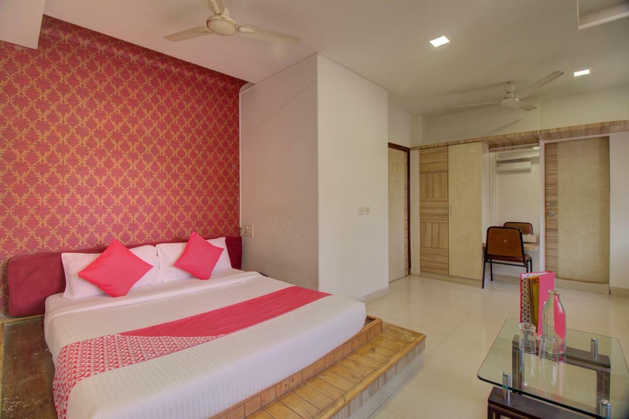 Oyo Flagship 19825 Hotel Panchratna Panvel Esterno foto