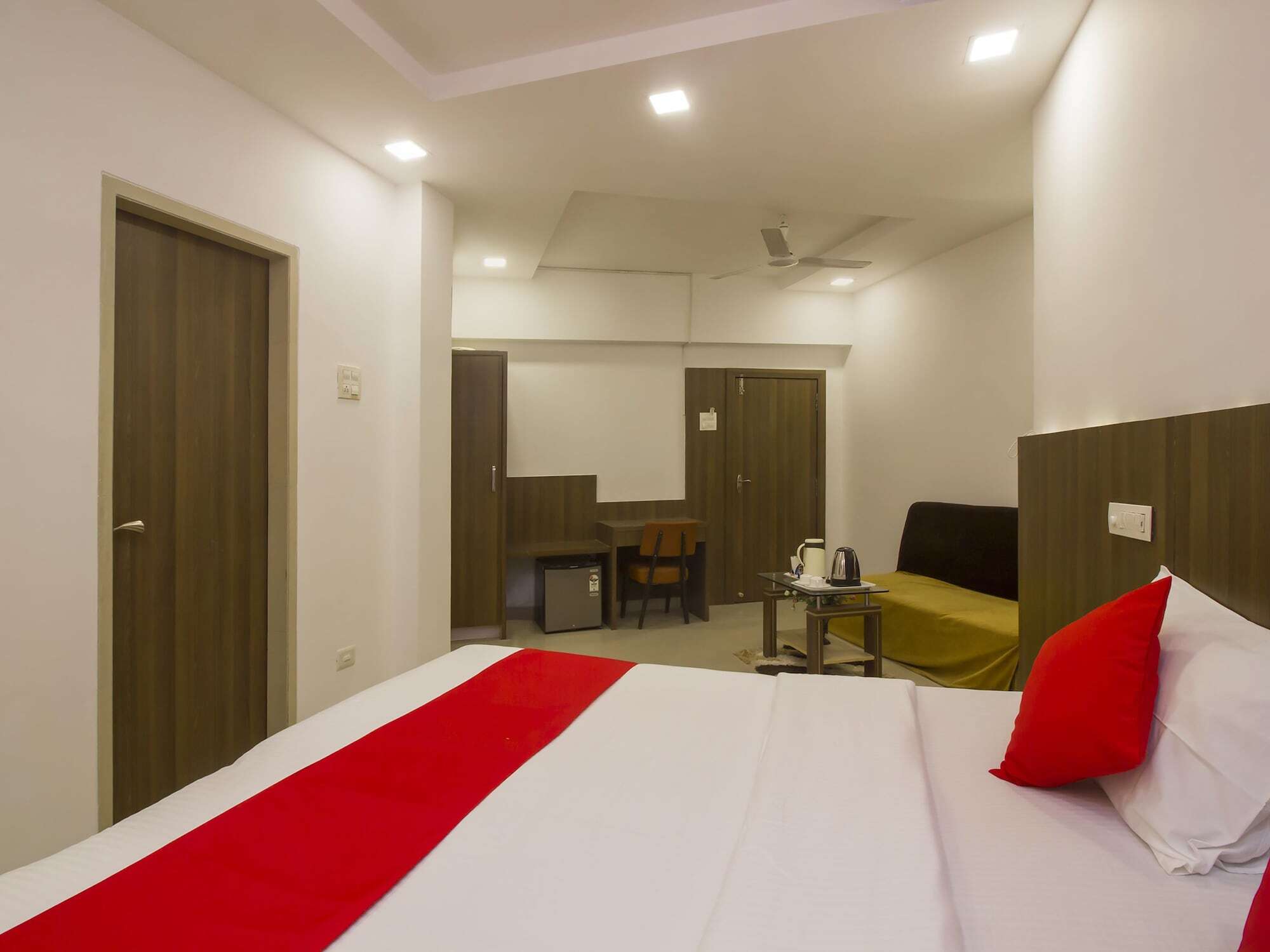 Oyo Flagship 19825 Hotel Panchratna Panvel Esterno foto
